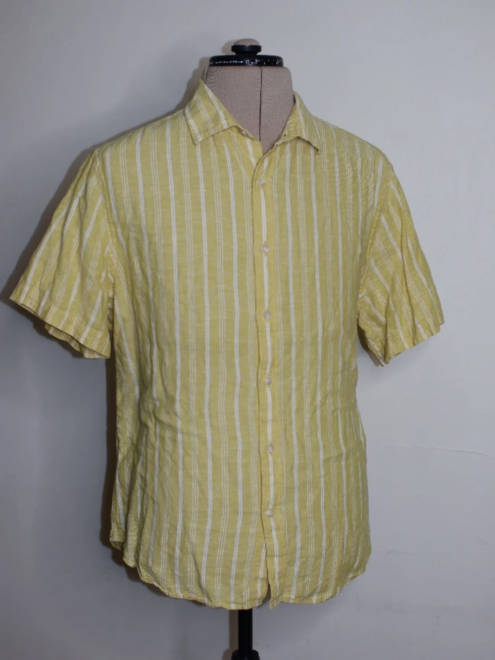 Stylish Banana Republic Yellow Linen Summer Shirt with a Slim Fit